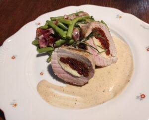 špenátová palačinka s žervé náplní a rajčata