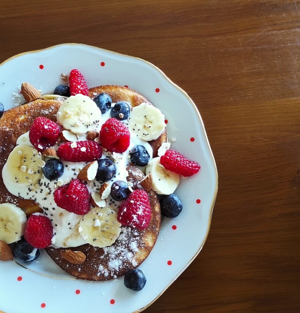 lívance s banánem, borůvkami, malinami a mandlemi